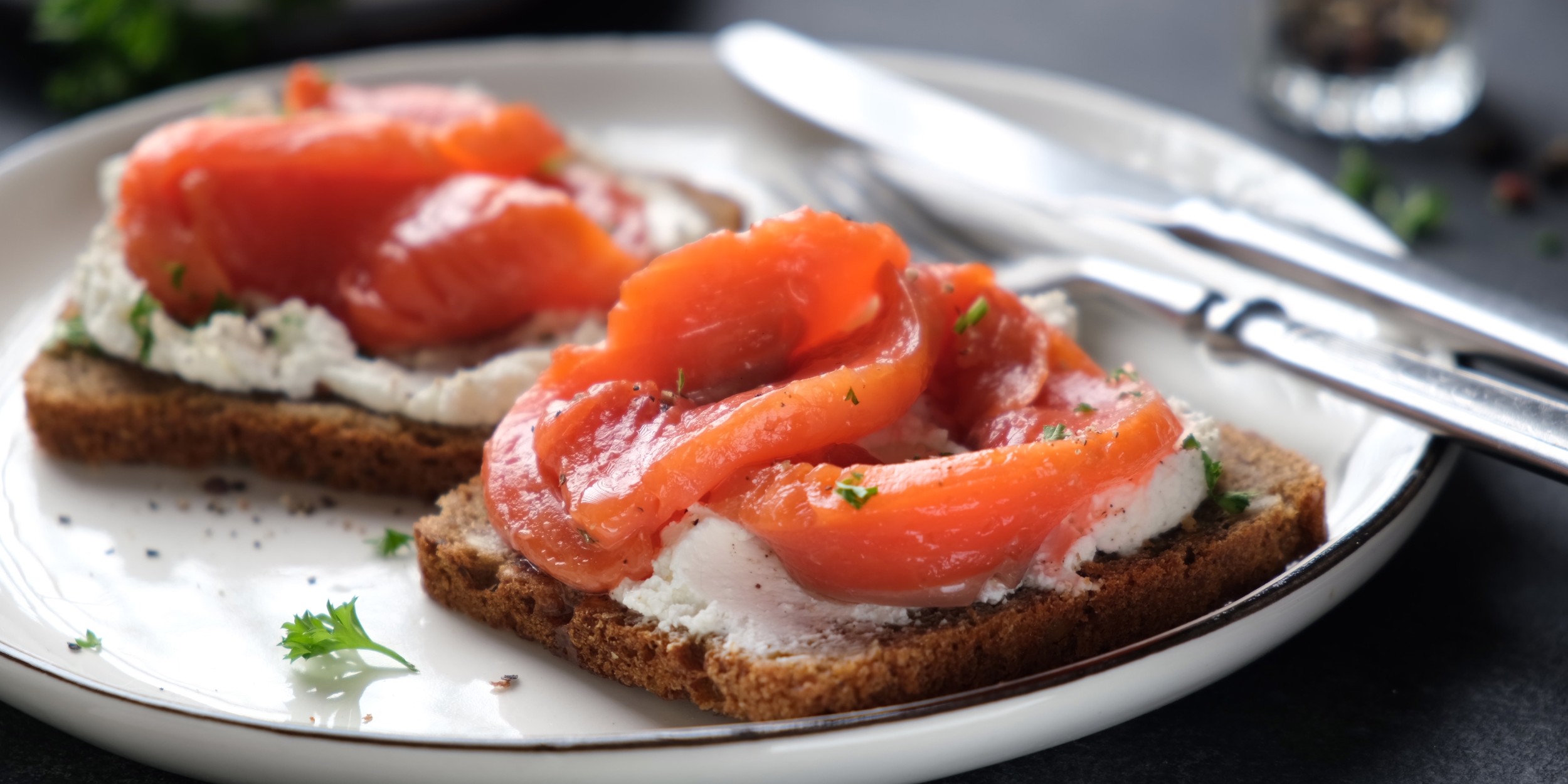 Приготовление копчёной красной рыбы в домашних условиях