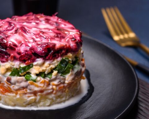 рецепт слоёного салата «Король в гневе» с говядиной и свёклой