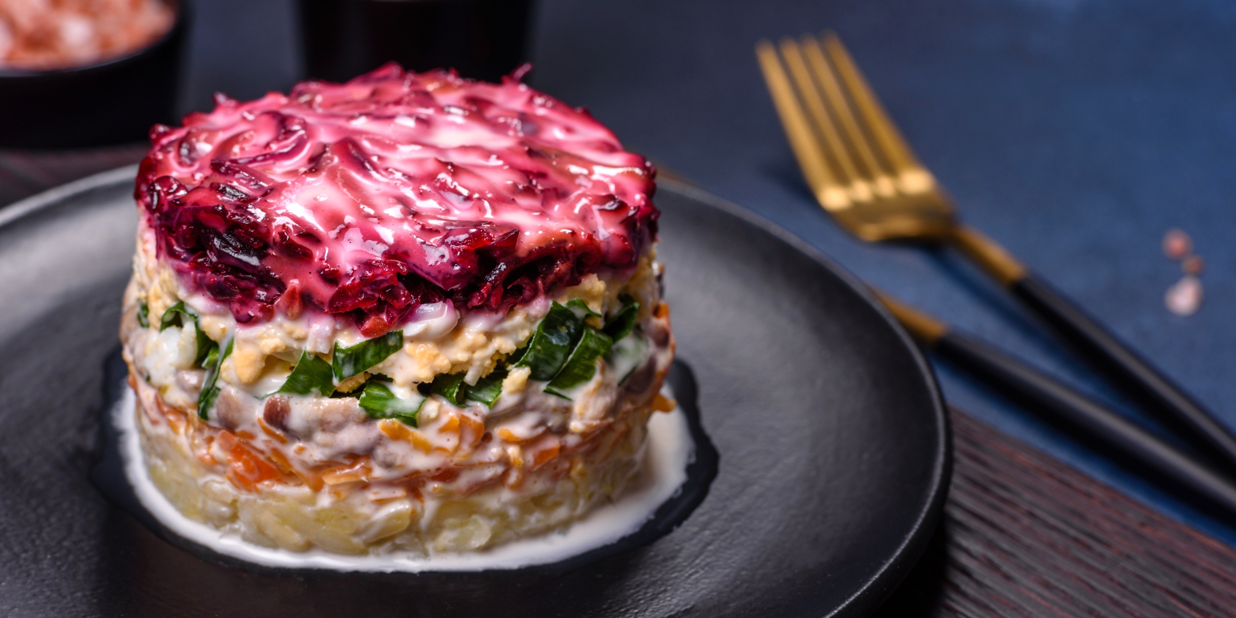 рецепт слоёного салата «Король в гневе» с говядиной и свёклой