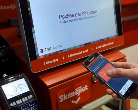 Rimi планирует упрощение подтверждения покупки "18+" в Латвии без кассира