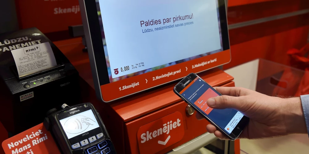 Rimi планирует упрощение подтверждения покупки "18+" в Латвии без кассира
