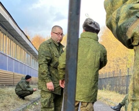 Российских солдат, отказавшихся воевать, держат в подвалах и скрывают от семей