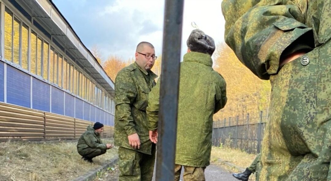 Российских солдат, отказавшихся воевать, держат в подвалах и скрывают от семей