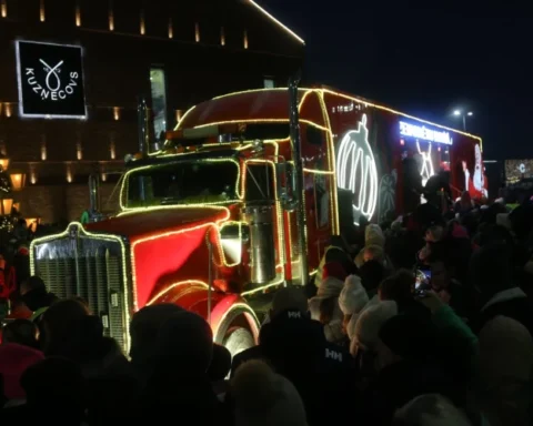 Рождественский грузовик Coca-Cola остановится в Риге: программа мероприятия и ведущий