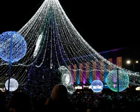 Рождество в Риге: город потратил 299 650 евро на украшения и елку