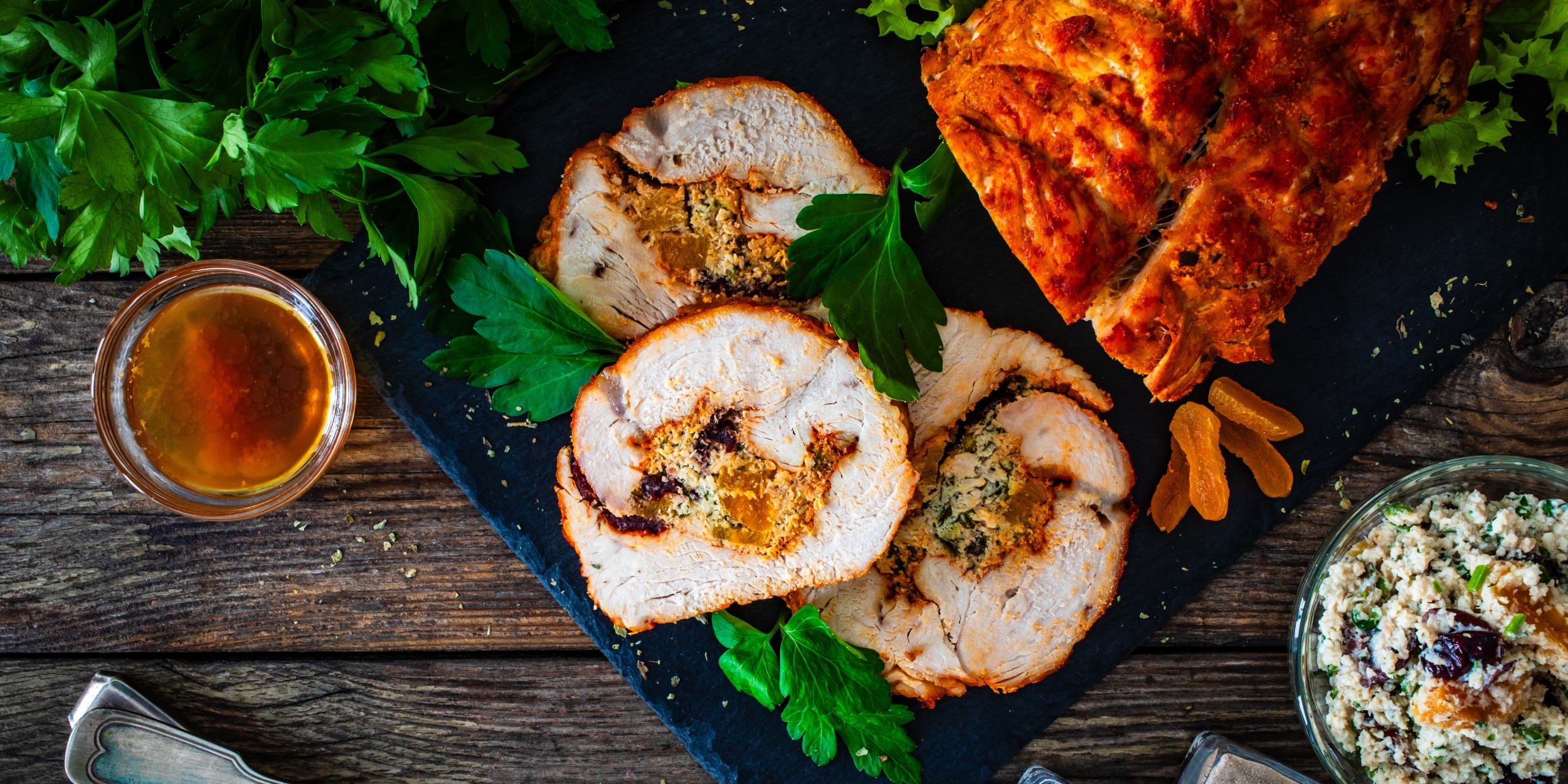 Рулет из индейки с клюквой, курагой и сыром на Новый год