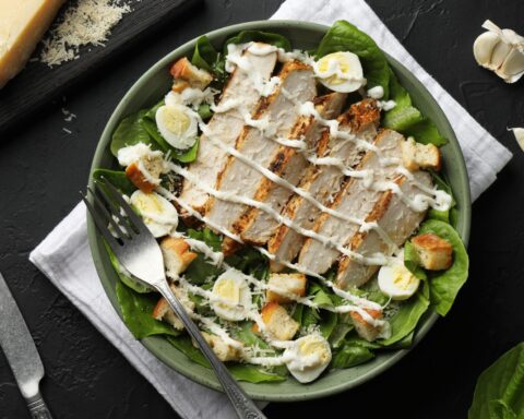 Салат цезарь с перепелиными яйцами подают в оригинальной версии