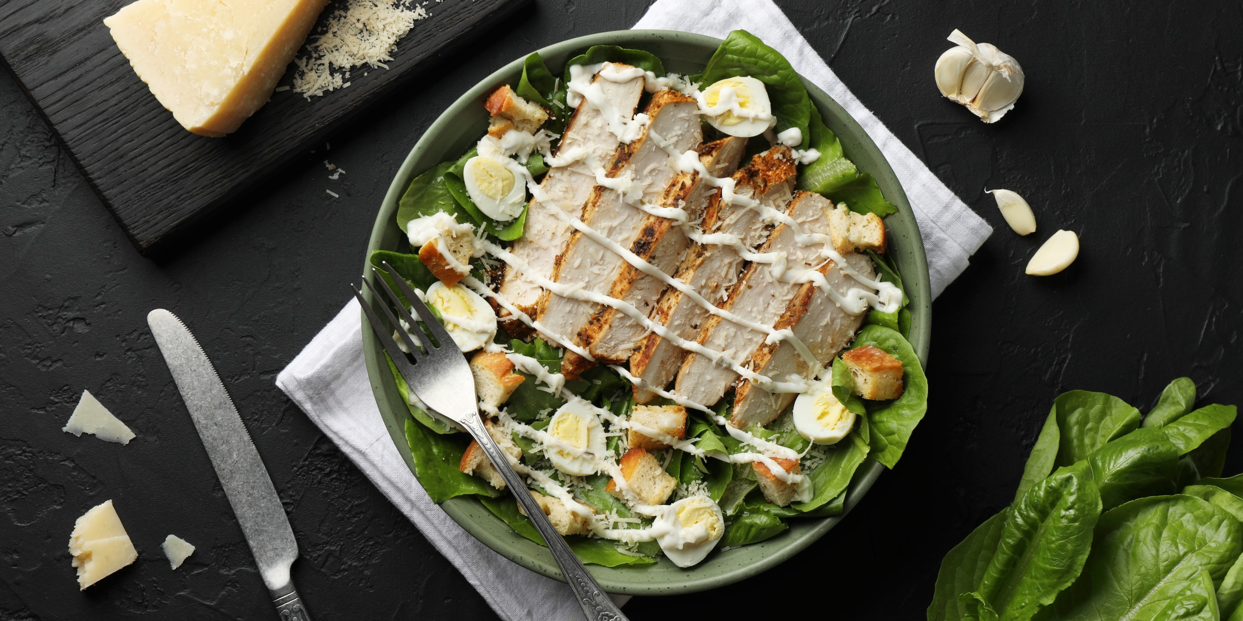 Салат цезарь с перепелиными яйцами подают в оригинальной версии