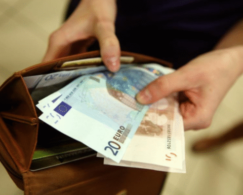 Самоуправления выплатили жителям Латвии 12,7 млн евро на гарантированный минимальный доход