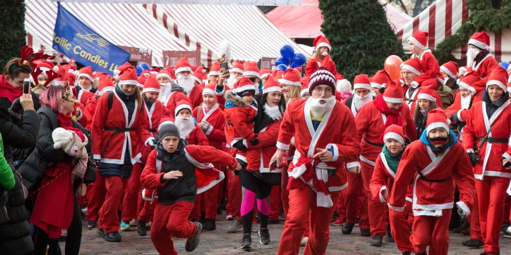Санта-Клаусы соберутся в Риге для благотворительного забега в поддержку детской медицины