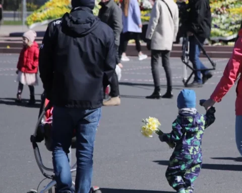 Сейм Латвии одобрил увеличение поддержки семей: пособие по уходу за ребенком вырастет до 298 евро