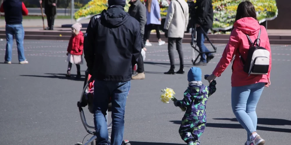 Сейм Латвии одобрил увеличение поддержки семей: пособие по уходу за ребенком вырастет до 298 евро