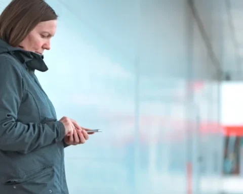 СГБ предупреждает о рисках для путешествующих в Россию и Беларусь: не берите телефоны