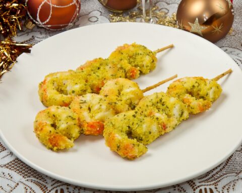 Шашлычки из креветок в панировке готовы за 15 минут