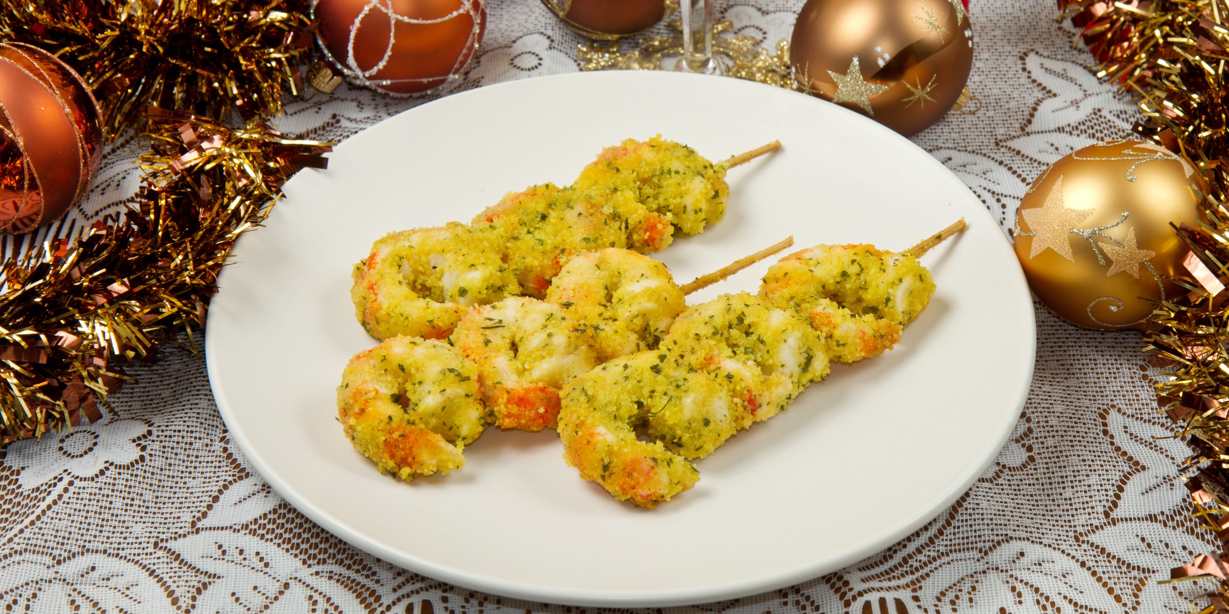 Шашлычки из креветок в панировке готовы за 15 минут