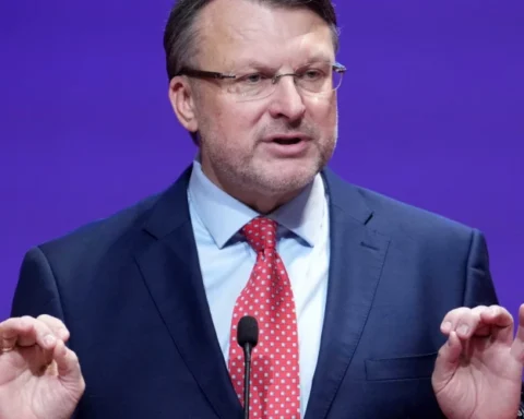 Шлесерс уверенно укрепляет позиции лидера среди кандидатов в премьер-министры по данным опроса Gemius