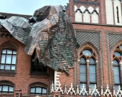 Сильный ветер в Латвии: повреждены Академия художеств и стены многоэтажки в Болдерае