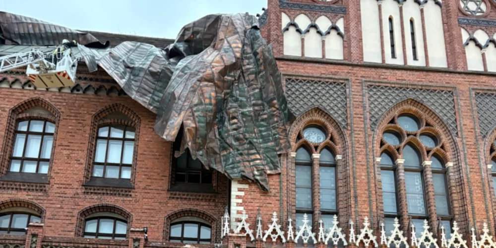 Сильный ветер в Латвии: повреждены Академия художеств и стены многоэтажки в Болдерае