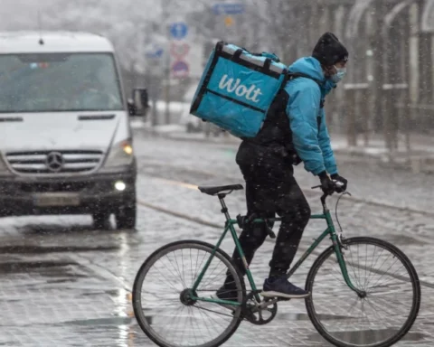Синоптики прогнозируют дождливое воскресенье с переходом в мокрый снег на востоке Латвии