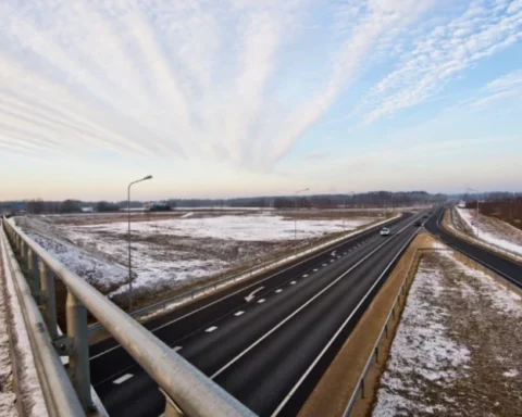 Скользкие дороги в Латвии: водителей призывают соблюдать осторожность и снизить скорость
