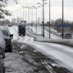 Снег и лед затрудняют движение на главных дорогах Латвии