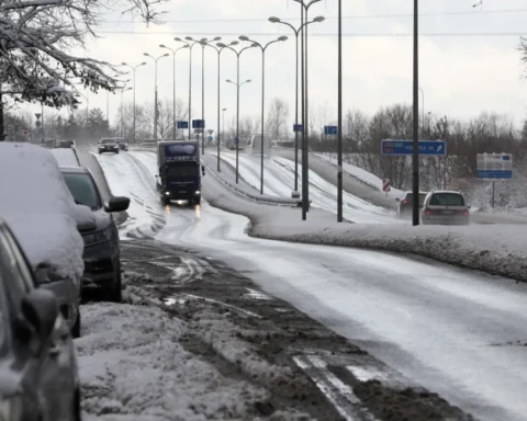Снег и лед затрудняют движение на главных дорогах Латвии