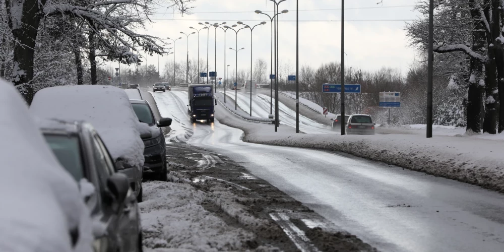 Снег и лед затрудняют движение на главных дорогах Латвии