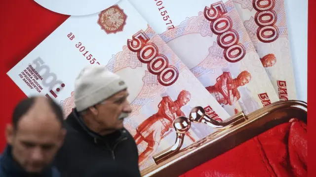 Средний кредитный лимит россиян падает почти на 16%