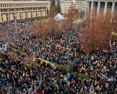 Тысячи людей протестуют в Вильнюсе против ограничений свободы слова