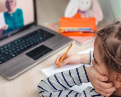 Учителя заочных школ Латвии призывают депутатов Сейма учитывать их роль в образовании