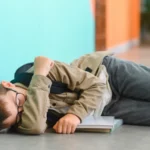 В Бауске школьник напал на одноклассника и пытался его задушить