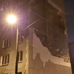 В Болдерае ураганный ветер повредил стену многоэтажки, в Латвии зафиксированы другие разрушения