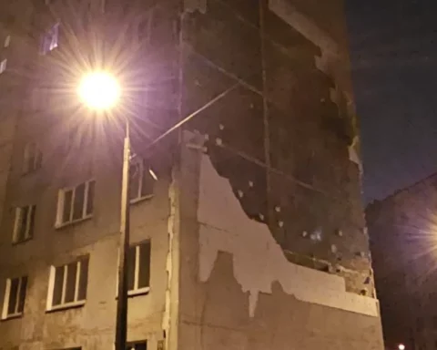 В Болдерае ураганный ветер повредил стену многоэтажки, в Латвии зафиксированы другие разрушения