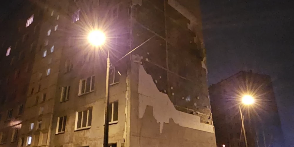 В Болдерае ураганный ветер повредил стену многоэтажки, в Латвии зафиксированы другие разрушения