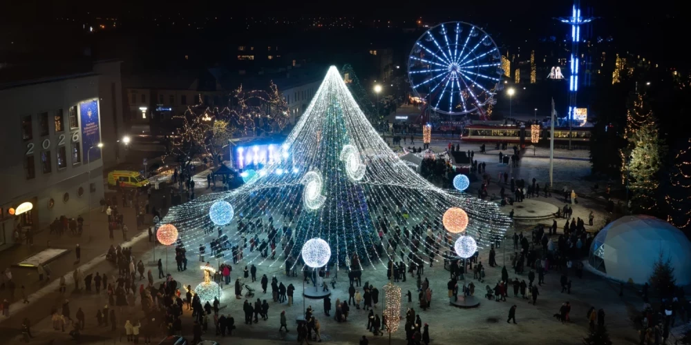 В Даугавпилсе зажгли большую праздничную ель с философией «Маленького принца»