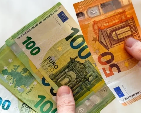 В Латвии зафиксировано замедление роста зарплат в госсекторе меньше, чем в приватном