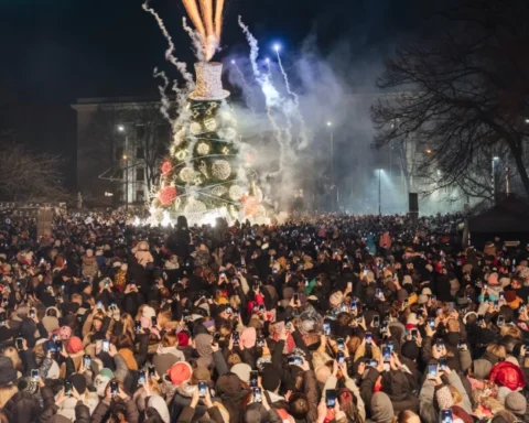В Лиепае зажгли главную рождественскую елку с участием председателя думы Гунары Ансиньша
