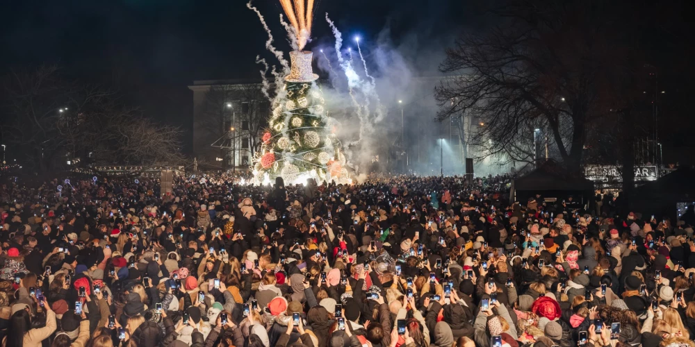 В Лиепае зажгли главную рождественскую елку с участием председателя думы Гунары Ансиньша