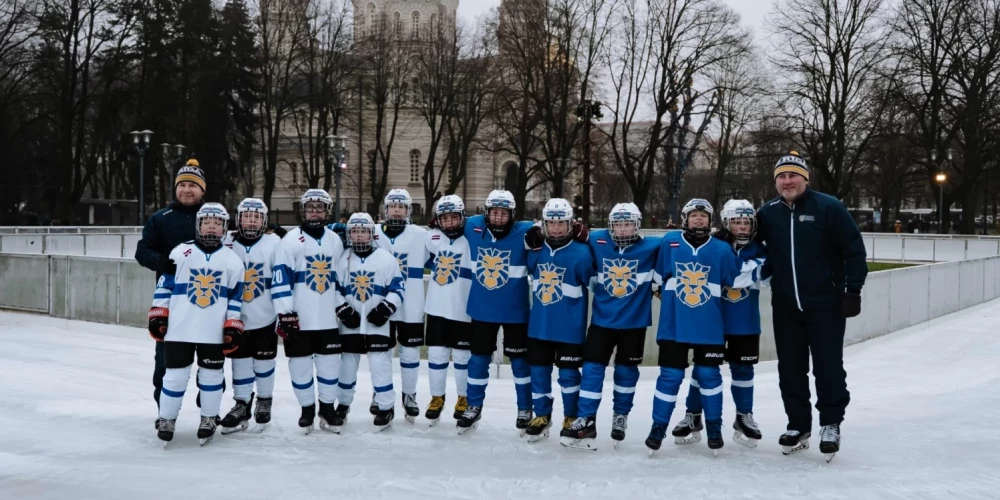 В Риге на Эспланаде открыли общественный каток для горожан