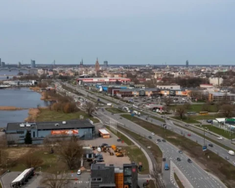 В Риге стартовал сбор подписей за строительство пешеходного и велосипедного моста над улицей Краста