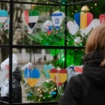 В Риге зажгли "елку мира": мэр и послы украсили дерево голубками с флагами стран