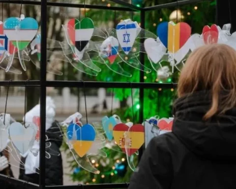 В Риге зажгли "елку мира": мэр и послы украсили дерево голубками с флагами стран