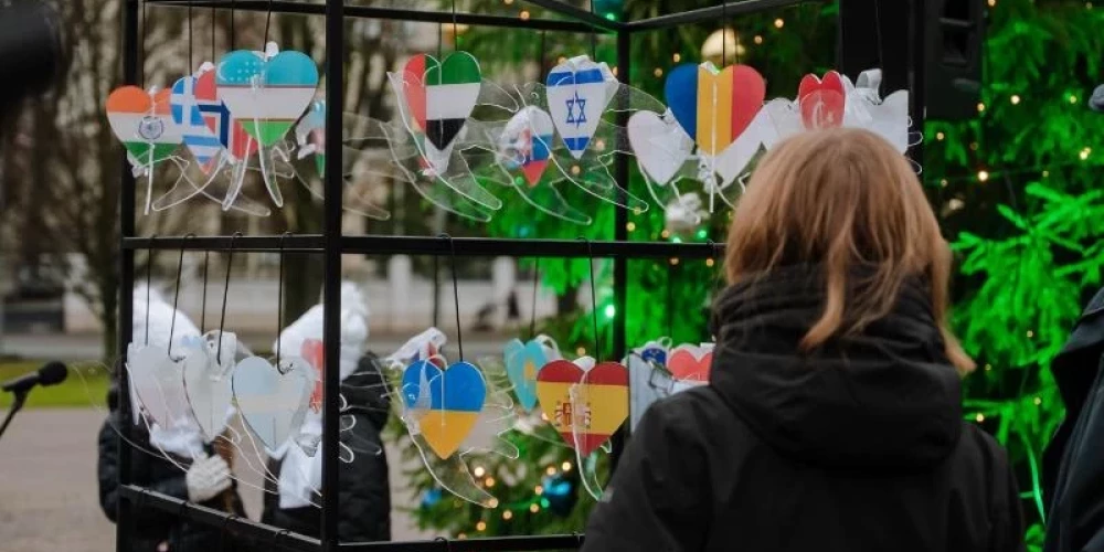 В Риге зажгли "елку мира": мэр и послы украсили дерево голубками с флагами стран