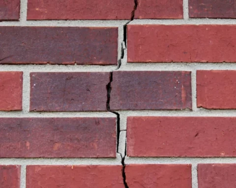 В рижской квартире обнаружены проблемы с движущейся стеной, дома 2005-2007 годов под угрозой