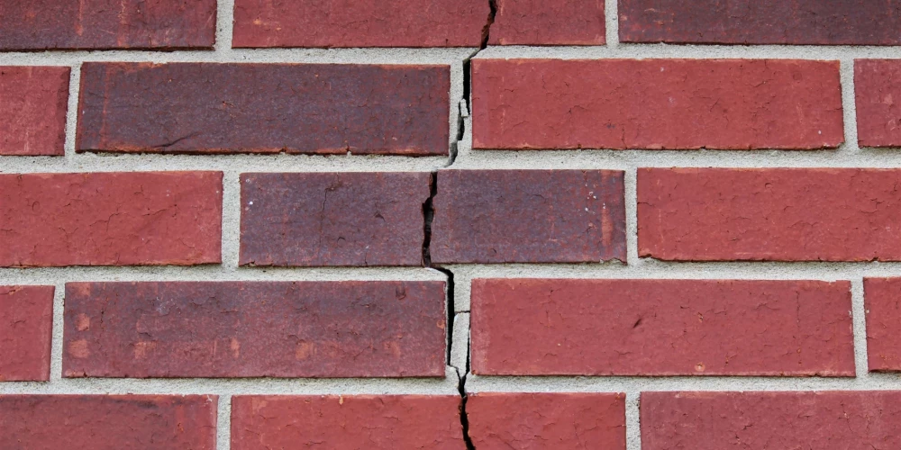 В рижской квартире обнаружены проблемы с движущейся стеной, дома 2005-2007 годов под угрозой