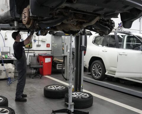 В России массово задерживают страховой ремонт автомобилей из-за дефицита импортных запчастей