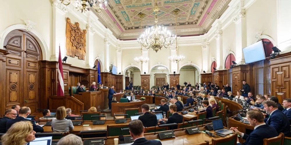 В Сейме продолжаются дебаты о бюджете — оппозиция указывает на долговую нагрузку Латвии