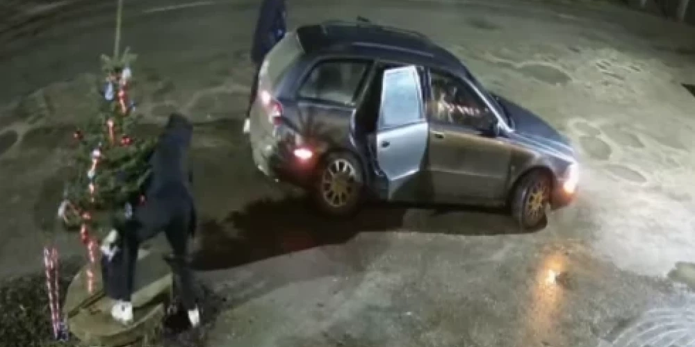 В Яунгулбене украли ёлку, выставленную у магазина, местные жители возмущены