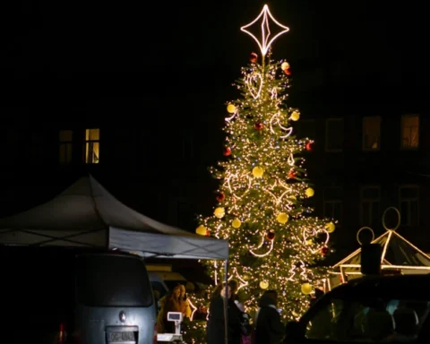 В Яунлиепае рождественская елка объединила жителей и благотворителей общества Tabitas Sirds