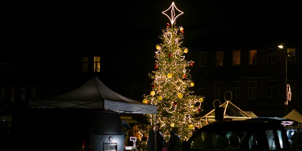 В Яунлиепае рождественская елка объединила жителей и благотворителей общества Tabitas Sirds